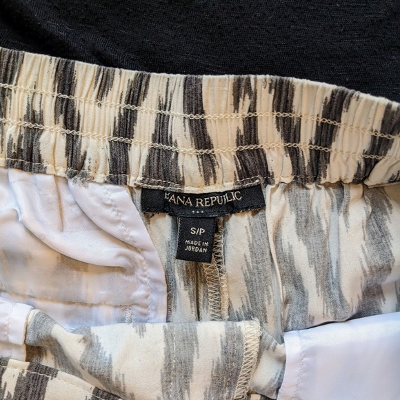 Banana Republic light drawstring SP pant in grey and cream chevron pattern. - Picture 5 of 8